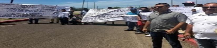 En Sinaloa reciben con protestas a AMLO