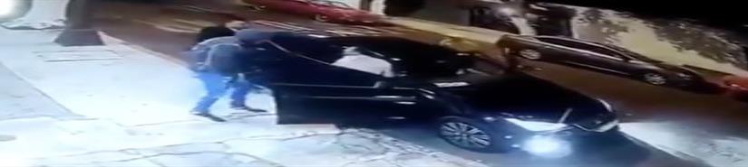 Captan robo de 2 vehículos a hombre acompañado de bebé en CDMX (VIDEO)