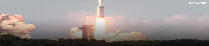 SpaceX de Elon Musk lanza el primer cohete triple en órbita (VIDEO)