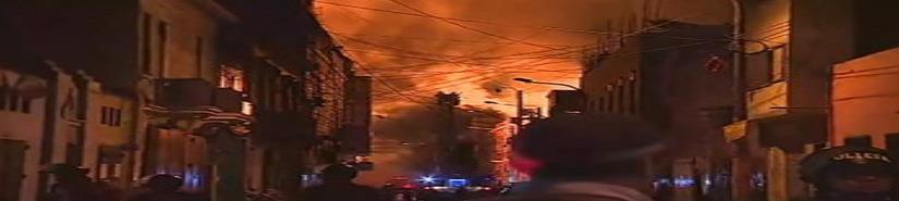 Espectacular incendio en el casco antiguo de Lima (VIDEO)
