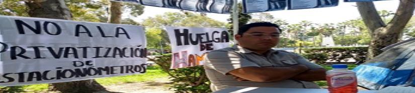 Edil realiza huelga de hambre afuera de palacio municipal
