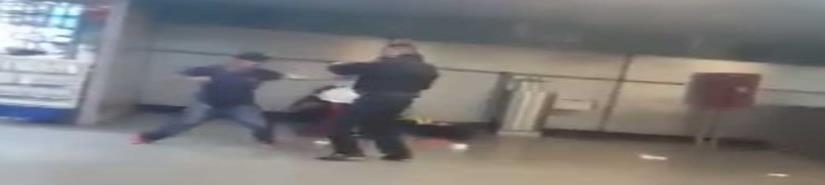 Captan en video pelea entre policía y vagonero en Metro
