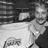 Muere dueño de los Lakers