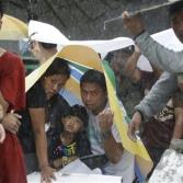 Sobrevivientes de tifón invanden aeropuerto en Filipinas