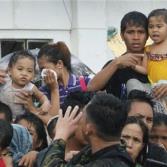 Sobrevivientes de tifón invanden aeropuerto en Filipinas