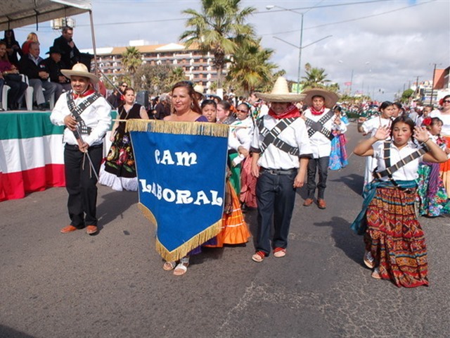 Desfile Cívico Deportivo en Rosarito