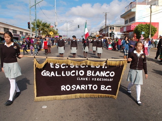 Desfile Cívico Deportivo en Rosarito