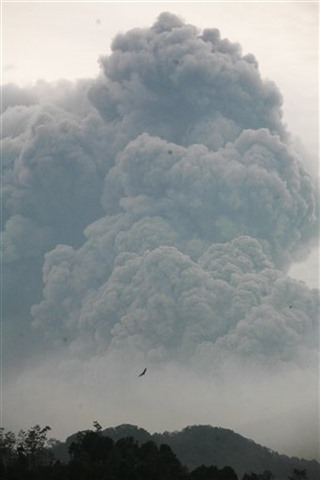 Por erupción de volcán, más de 200.000 son evacuados