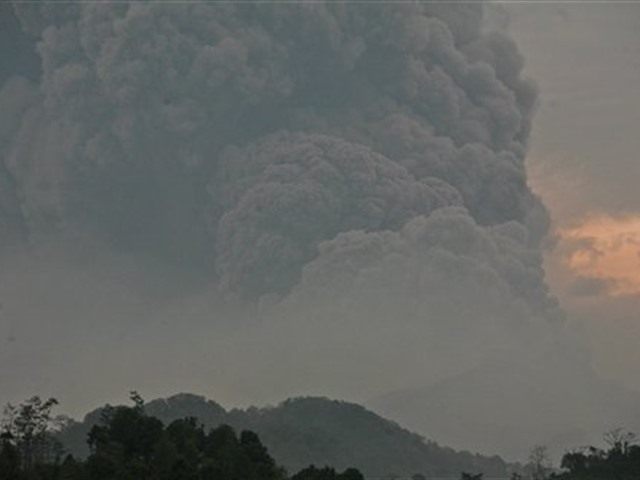 Por erupción de volcán, más de 200.000 son evacuados