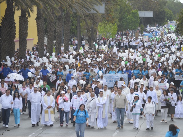 Marchan por la vida, la paz y la familia en Tijuana