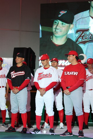 Toros de Tijuana presenta su nuevo uniforme 2014