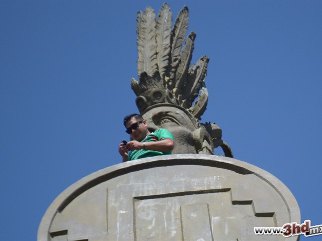 Cae Aficinado Mexicano del Monumento a Cuauhtémoc