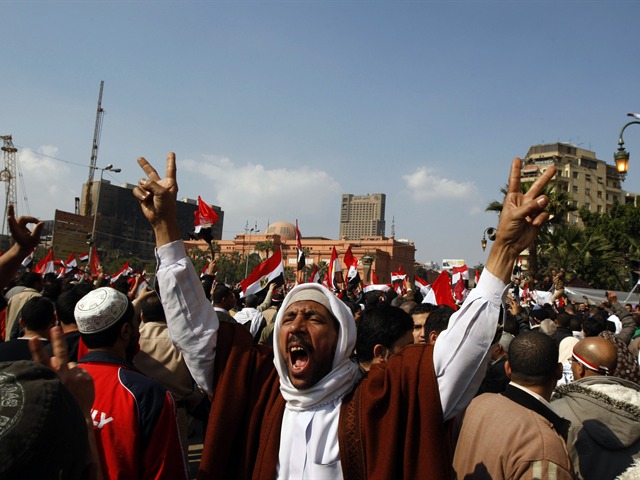 Mubarak abdica en Egipto y cede el poder al Ejército
