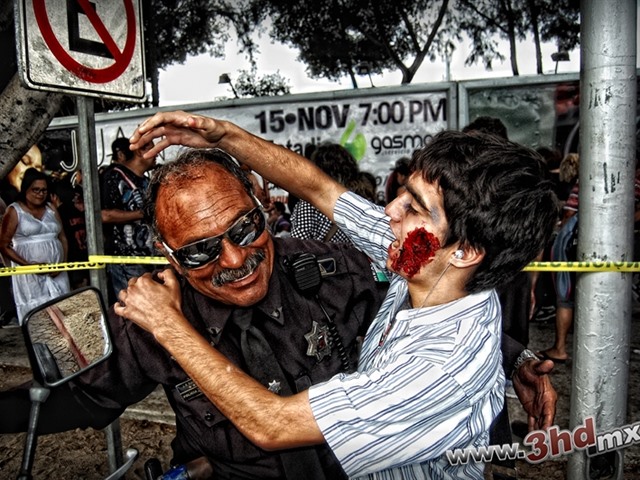 Policía Bailarín atacado por Zombies en el ZombieWalk2014