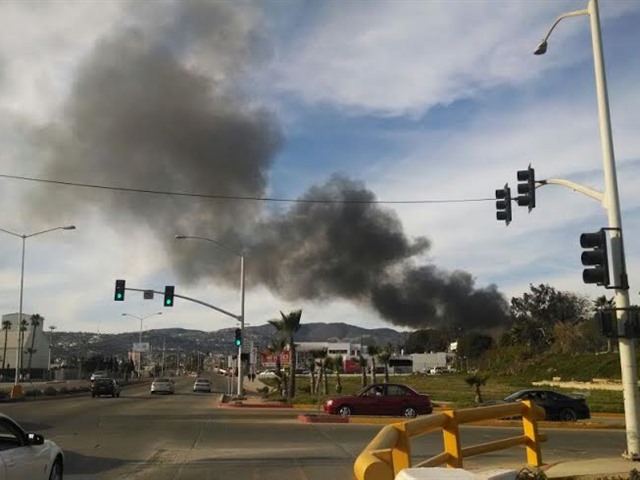 Arde maderería en Ensenada
