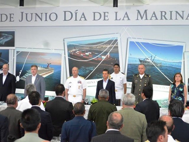 Celebra EPN Día de la Marina en Ensenada