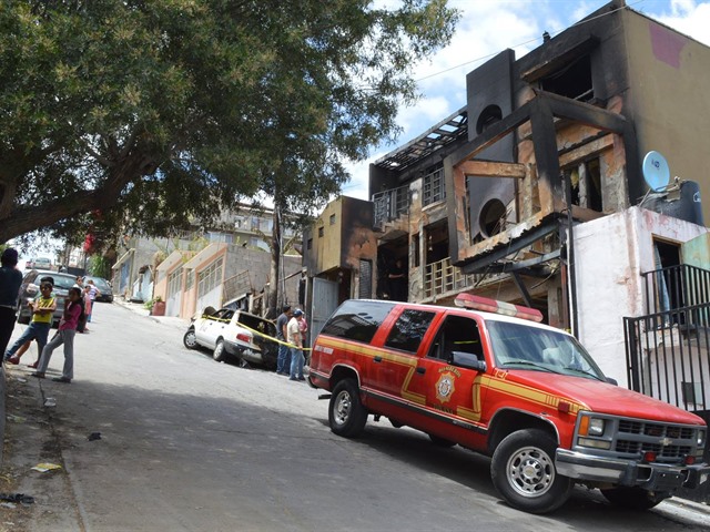 Seis heridos al incendiarse departamentos y vivienda