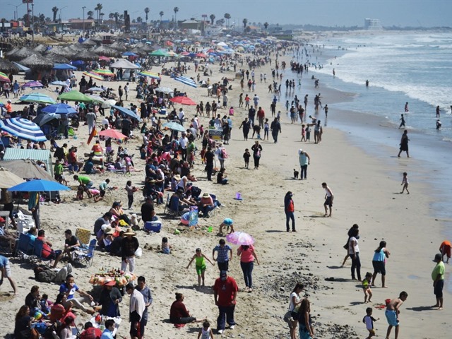 Miles de familias disfrutaron del clima soleado en este sábado de vacaciones en las playas de Ensenada