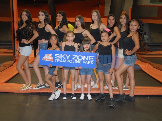 Miss naaz dance con su patrocinador sky zone para el certamen 2017