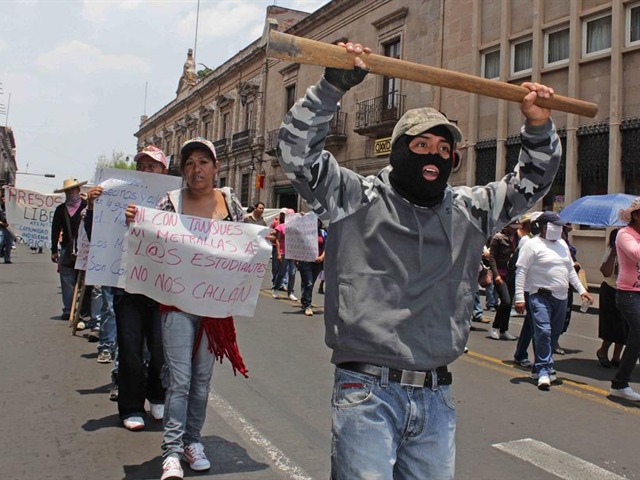 Demandan liberación de estudiantes detenidos en Michoacán