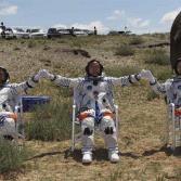 Aterrizan astronautas después de trabajar en estación espacial