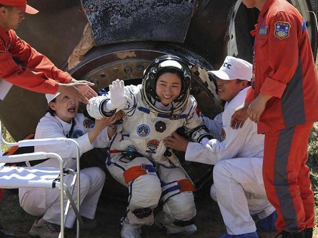Aterrizan astronautas después de trabajar en estación espacial