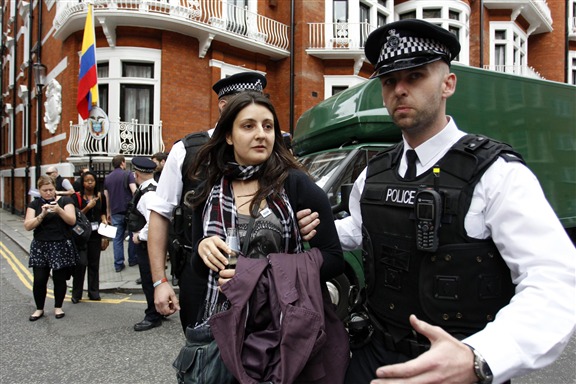 Protestas en Inglaterra y Ecuador a favor de Wikileaks