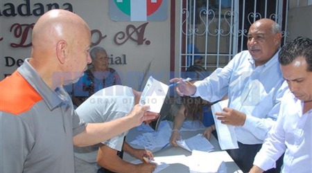 Dip.Laurencio Dado Entrega de 100 ayudas de 1500 pesos para Impermiabilizar