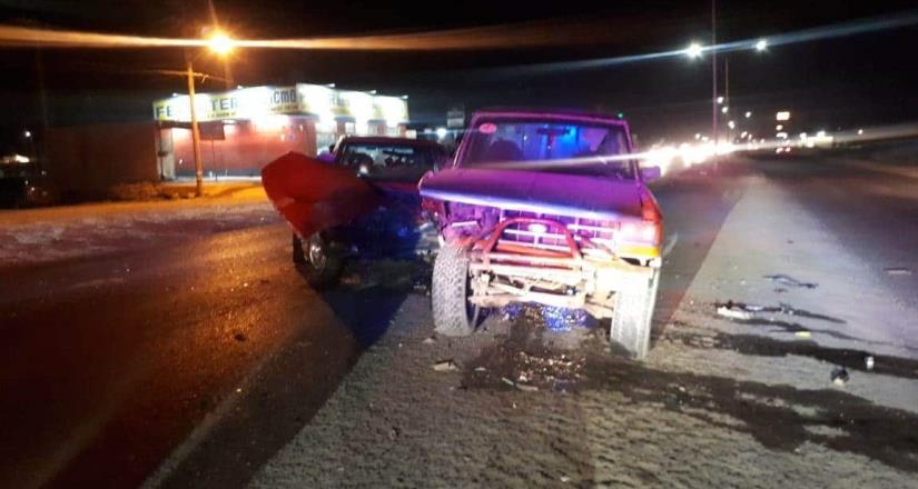 Chocan dos vehículos sobre carretera en la Cárdenas