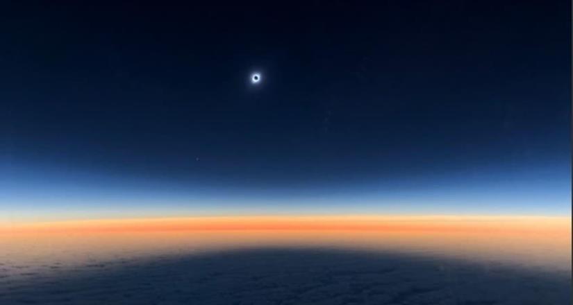 Publican imagen desde el espacio de eclipse solar y huracán Bárbara