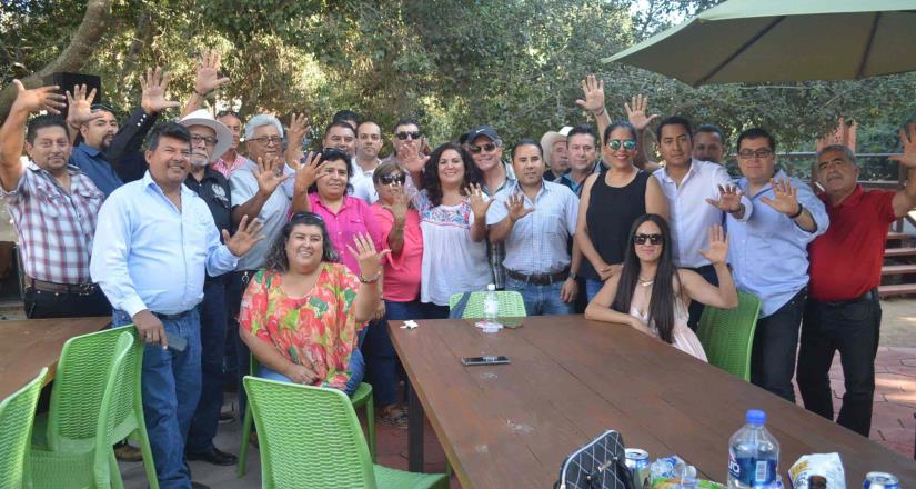 Refrendan militantes de Morena su respaldo a gobernantes electos