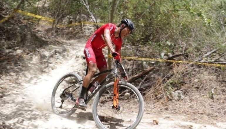 Gerardo Ulloa levanta el oro en Ciclismo de Montaña