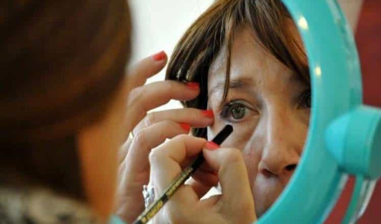 Ofrecen clases de maquillaje para confección de turbantes oncológicos en Tecate