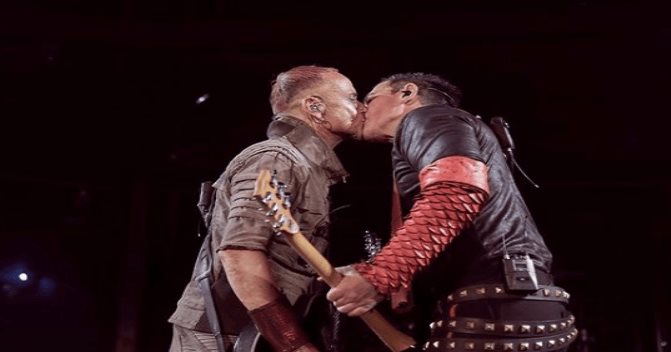 Integrantes de Rammstein se besan durante concierto