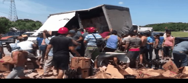 Rapiña de cerveza al volcarse un camión en Campeche
