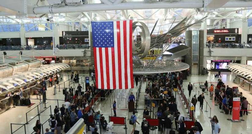 Largas filas en aeropuertos de EU por fallas en programa de aduanas