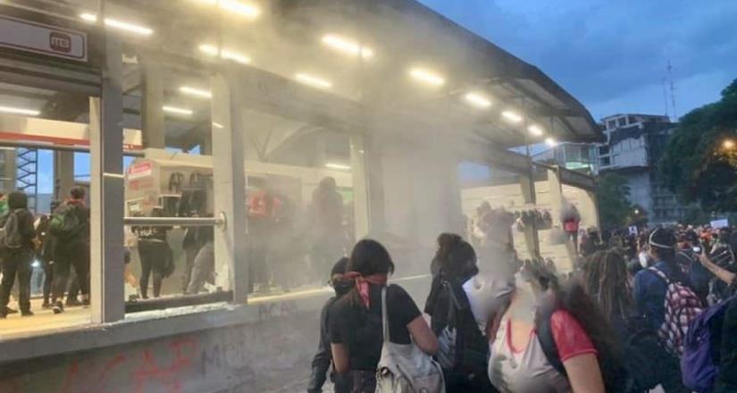 Grupo de mujeres vandaliza estación de Metrobús Insurgentes 