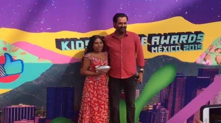 Dan a Yalitza Aparicio reconocimiento en Kids Choice Awards México 