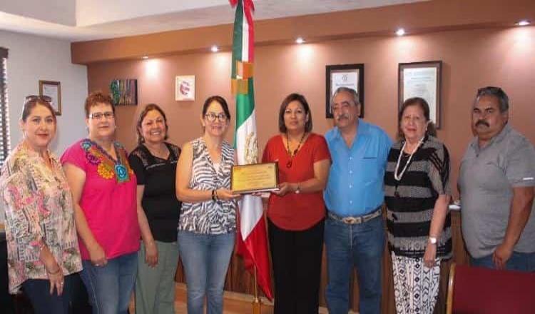 Maestros Jubilados del SNTE, entregan reconocimiento a Nereida Fuentes