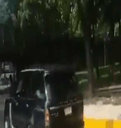Conductor de camioneta noquea a policía e intenta atropellar a otro 
