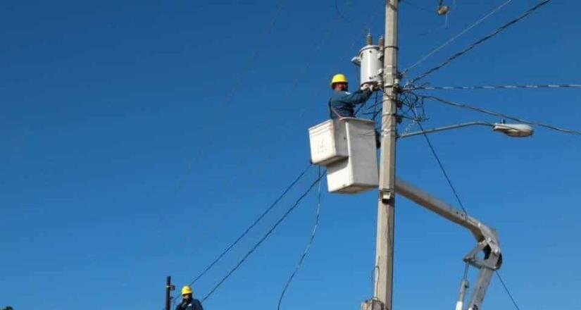 Cumple Mirna Rincón con electrificación en Lomas de Puerto Nuevo