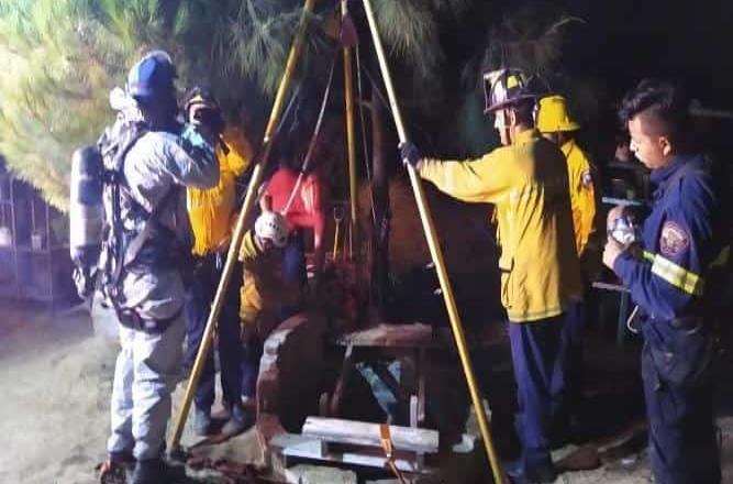 Rescatan los cuerpos de 2 hombres que cayeron a un pozo en El Hongo