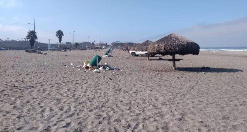 Arrojan todo tipo de desperdicios en las playas