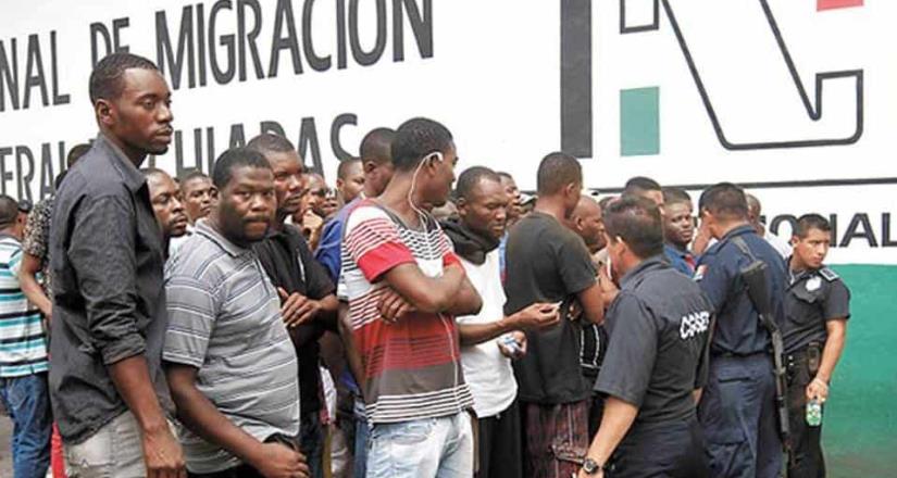 Marchan migrantes africanos en Tapachula para exigir libre tránsito