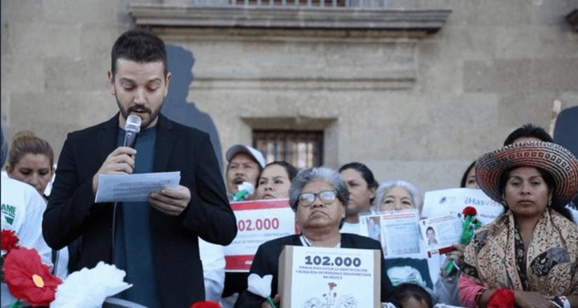 Diego Luna acude a Palacio Nacional con familiares de desaparecidos