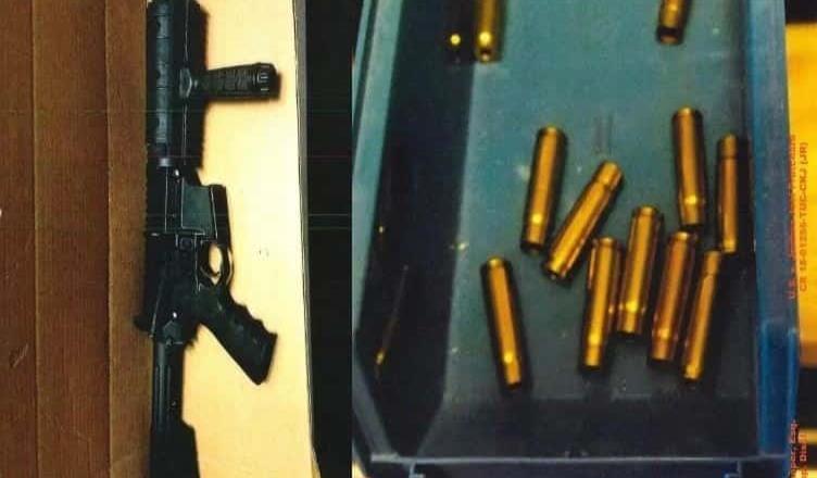 FBI halló “fábrica de armas” en casa de cazamigrantes en San Diego
