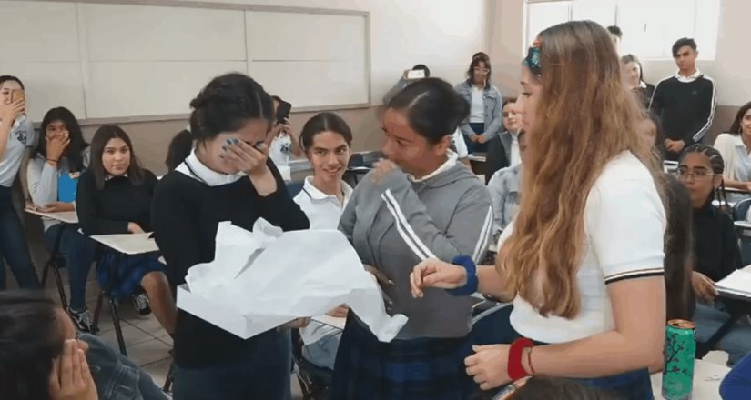 Estudiantes de la Preparatoria Federal Lázaro Cardenas  reúnen dinero para ayudar compañeros