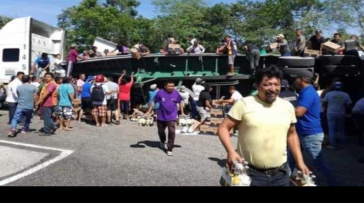 Aprovechan volcadura de camión y roban cerveza en Yucatán