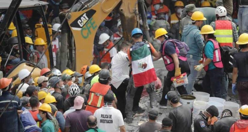 AMLO izará bandera del Zócalo a media asta por sismos del 19-S