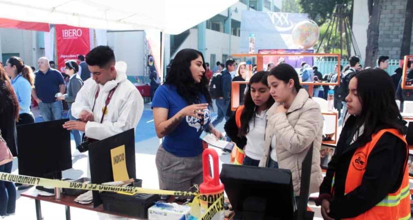 Orientan a jóvenes sobre carreras profesionales en “Expo Universidades”